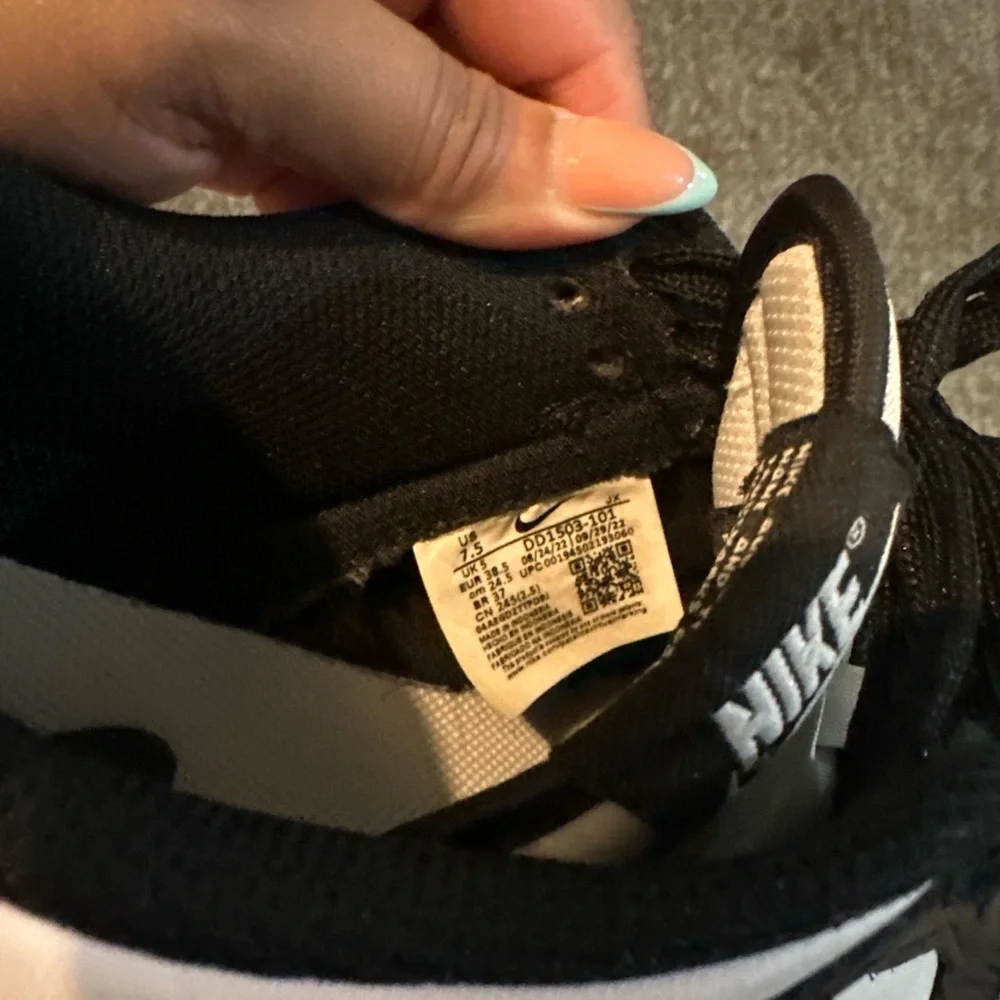 Nike Dunks Black and White Low-Top - Picture 4 of 4